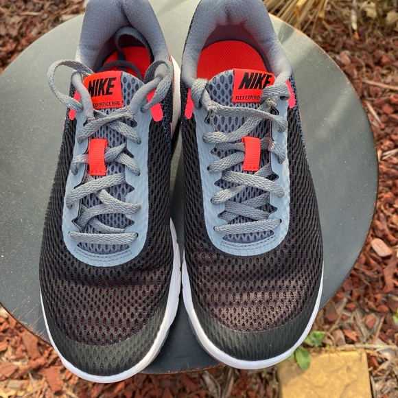 Women Nikes sz 6 - Picture 4 of 6